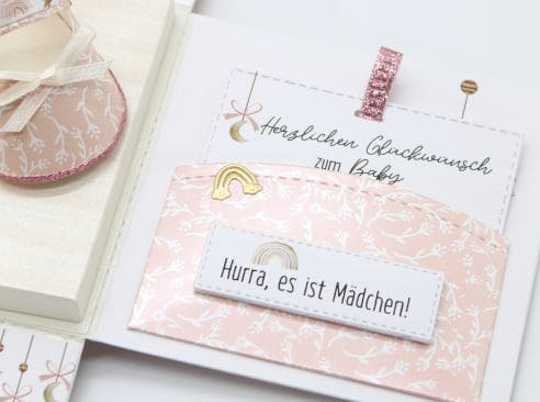 <img src="PG18-Babyschuhe.jpg" width="100%" height="auto" alt="Explosionsbox Babyschuhe Rose mit Anhaenger" rel="nofollow noindex">